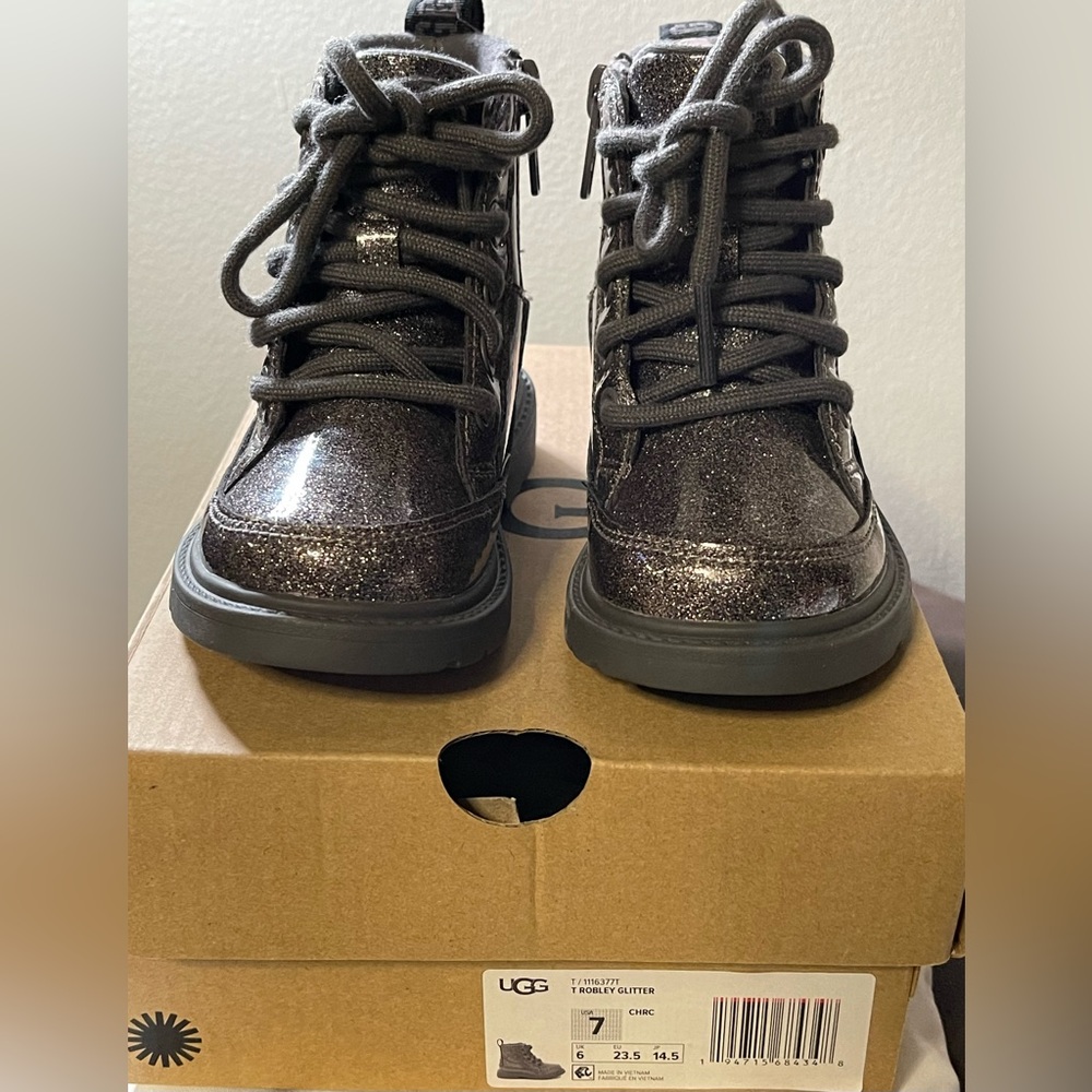 UGG Toddler Size (7) Grey/Sparkly.       Very Beautiful Boot Original Packaging